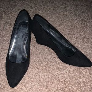 Black sued low wedge pump